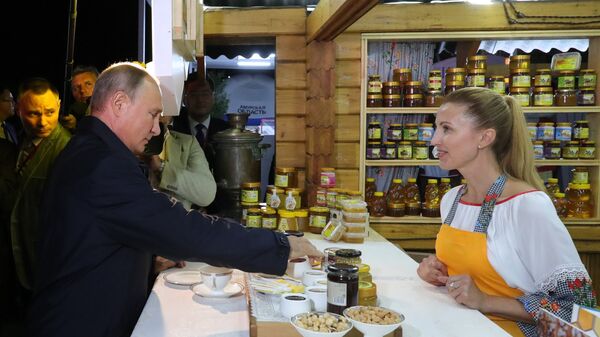 Президент РФ Владимир Путин во время совместного с председателем КНР Си Цзиньпином посещения выставки в рамках ВЭФ Улица Дальнего Востока Президент РФ Владимир Путин во время совместного с председателем КНР Си Цзиньпином посещения выставки в рамках ВЭФ Улица Дальнего Востока