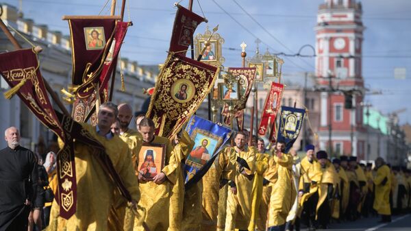 Священнослужители во время крестного хода в честь Дня перенесения мощей святого благоверного князя Александра Невского. 12 сентября 2018 Священнослужители во время крестного хода в честь Дня перенесения мощей святого благоверного князя Александра Невского. 12 сентября 2018