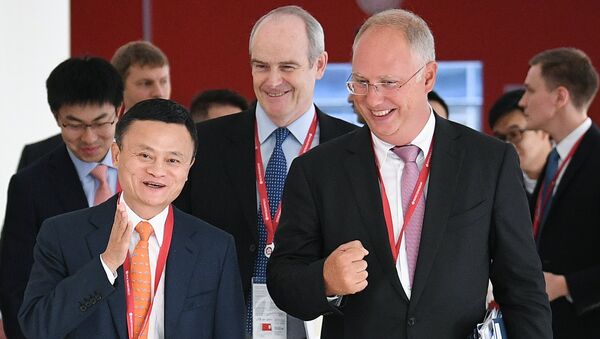 Основатель Alibaba Джек Ма и генеральный директор Российского фонда прямых инвестиций Кирилл Дмитриев на IV Восточном экономическом форуме во Владивостоке Основатель Alibaba Джек Ма и генеральный директор Российского фонда прямых инвестиций Кирилл Дмитриев на IV Восточном экономическом форуме во Владивостоке