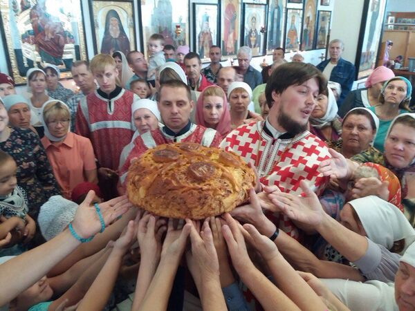 Чин резания Славского Колача, распространенный в Балканских странах, в храме Казанской иконы Богородицы в Орске Чин резания Славского Колача, распространенный в Балканских странах, в храме Казанской иконы Богородицы в Орске