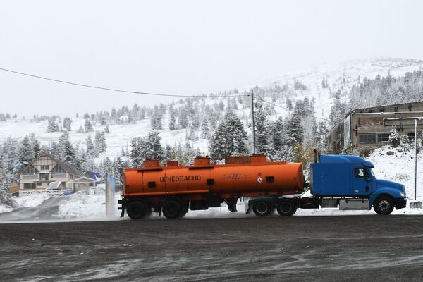 Снег на автомобильной дороге Р-257 в районе Буйбинского перевала в Красноярской крае Снег на автомобильной дороге Р-257 в районе Буйбинского перевала в Красноярской крае