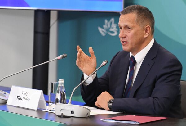 Заместитель председателя правительства РФ - полномочный представитель президента РФ в Дальневосточном федеральном округе Юрий Трутнев на итоговой пресс-конференции в рамках IV ВЭФ во Владивостоке Заместитель председателя правительства РФ - полномочный представитель президента РФ в Дальневосточном федеральном округе Юрий Трутнев на итоговой пресс-конференции в рамках IV ВЭФ во Владивостоке