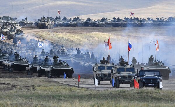Военная техника во время парада военной техники, участвовавшей в учениях Восток-2018, на полигоне Цугол в Забайкальском крае Военная техника во время парада военной техники, участвовавшей в учениях Восток-2018, на полигоне Цугол в Забайкальском крае