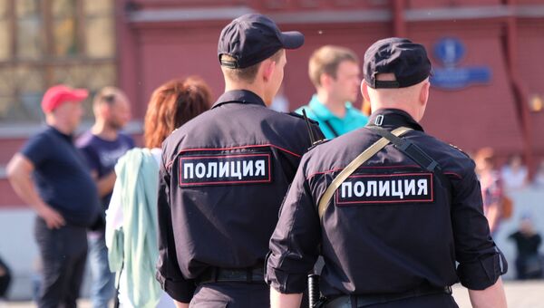 Сотрудники полиции на улице Москвы, архивное фото Сотрудники полиции на улице Москвы, архивное фото