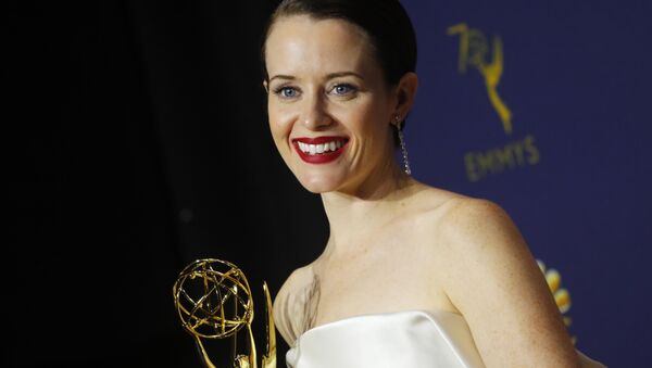 Клер Фой с наградой за сериал Корона во время 70-й церемонии вручения награды Primetime Emmy Awards в Лос-Анджелесе Клер Фой с наградой за сериал Корона во время 70-й церемонии вручения награды Primetime Emmy Awards в Лос-Анджелесе