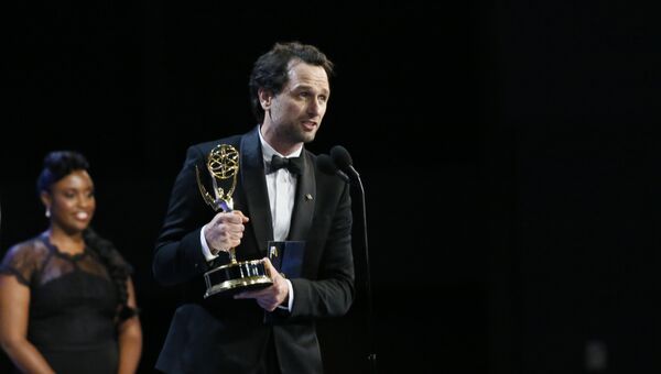 Мэттью Риз с наградой за сериал Американцы во время 70-й церемонии вручения награды Primetime Emmy Awards в Лос-Анджелесе Мэттью Риз с наградой за сериал Американцы во время 70-й церемонии вручения награды Primetime Emmy Awards в Лос-Анджелесе