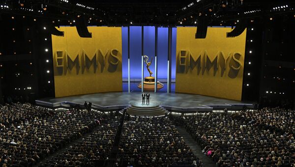Колин Жост и Майкл Че во время 70-й церемонии вручения награды Primetime Emmy Awards в Лос-Анджелесе Колин Жост и Майкл Че во время 70-й церемонии вручения награды Primetime Emmy Awards в Лос-Анджелесе