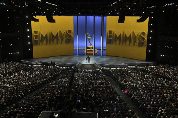 Колин Жост и Майкл Че во время 70-й церемонии вручения награды Primetime Emmy Awards в Лос-Анджелесе Колин Жост и Майкл Че во время 70-й церемонии вручения награды Primetime Emmy Awards в Лос-Анджелесе