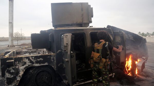 Сгоревшая военная техника на окраине города Ходейда в Йемене Сгоревшая военная техника на окраине города Ходейда в Йемене