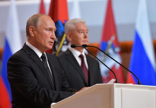 Президент РФ Владимир Путин на церемонии официального вступления в должность мэра Москвы Сергея Собянина в Московском концертном зале Зарядье Президент РФ Владимир Путин на церемонии официального вступления в должность мэра Москвы Сергея Собянина в Московском концертном зале Зарядье