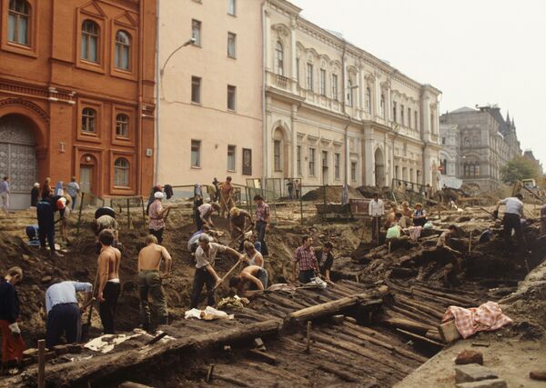 Старинная бревенчатая мостовая. Археологические раскопки на Красной площади Старинная бревенчатая мостовая. Археологические раскопки на Красной площади
