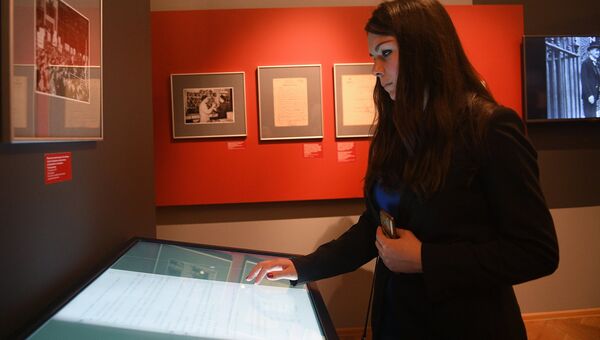 Посетительница во время открытия историко-документальной выставки «Мюнхен-38. На пороге катастрофы», приуроченной к 80-й годовщине подписания Мюнхенского соглашения 1938-го года, в Москве Посетительница во время открытия историко-документальной выставки «Мюнхен-38. На пороге катастрофы», приуроченной к 80-й годовщине подписания Мюнхенского соглашения 1938-го года, в Москве