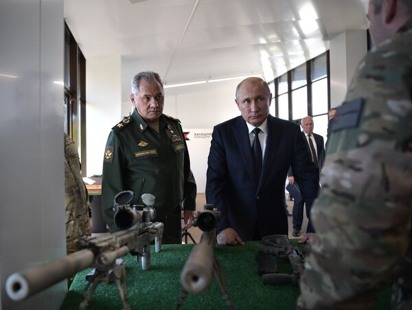 Президент РФ Владимир Путин и министр обороны РФ Сергей Шойгу во время посещения стрелкового центра АО Концерн Калашников на территории военно-патриотического парка Патриот Президент РФ Владимир Путин и министр обороны РФ Сергей Шойгу во время посещения стрелкового центра АО Концерн Калашников на территории военно-патриотического парка Патриот