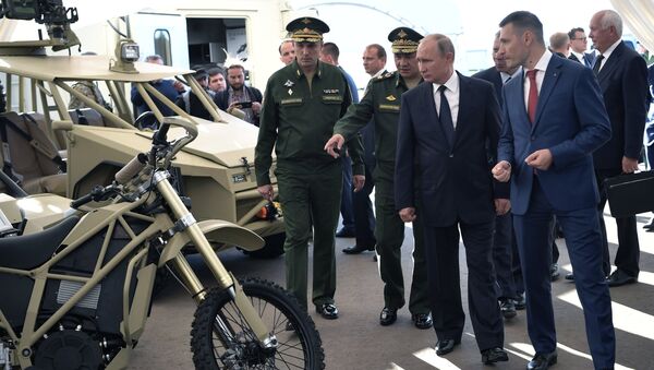 Президент РФ Владимир Путин во время посещения стрелкового центра АО Концерн Калашников на территории военно-патриотического парка Патриот Президент РФ Владимир Путин во время посещения стрелкового центра АО Концерн Калашников на территории военно-патриотического парка Патриот