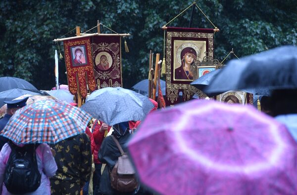 Участники VII Елисаветинского крестного хода, проходящего в Московской области Участники VII Елисаветинского крестного хода, проходящего в Московской области