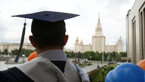 Перед началом торжественной церемонии вручения дипломов выпускникам Высшей школы бизнеса Московского государственного университета имени М.В. Ломоносова Перед началом торжественной церемонии вручения дипломов выпускникам Высшей школы бизнеса Московского государственного университета имени М.В. Ломоносова