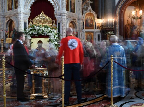 Прихожане поклоняются мощам святителя Спиридона Тримифунтского, доставленным в Россию с греческого острова Корфу, в Храме Христа Спасителя Прихожане поклоняются мощам святителя Спиридона Тримифунтского, доставленным в Россию с греческого острова Корфу, в Храме Христа Спасителя