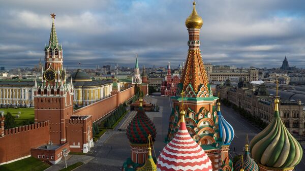 На первом плане купола Храма Василия Блаженного на Красной площади в Москве На первом плане купола Храма Василия Блаженного на Красной площади в Москве