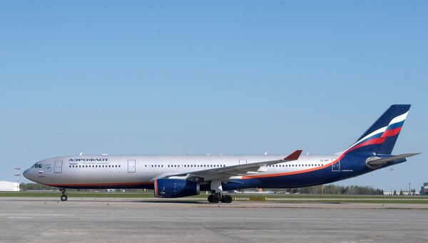 Самолет Airbus A330-300 авиакомпании Аэрофлот в аэропорту Шереметьево в Москве Самолет Airbus A330-300 авиакомпании Аэрофлот в аэропорту Шереметьево в Москве