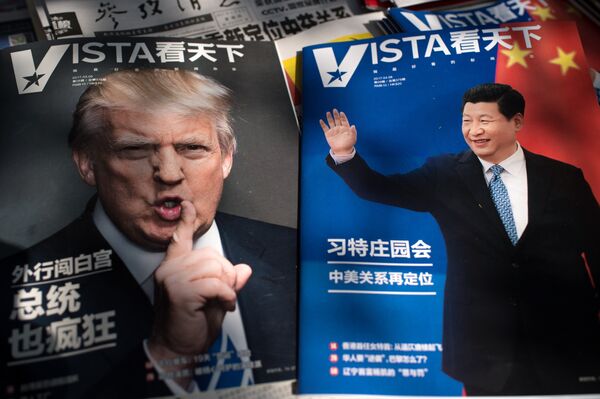 Портреты президента США Дональда Трампа и председателя КНР Си Цзиньпина на обложках журналов в Пекине, Китай Портреты президента США Дональда Трампа и председателя КНР Си Цзиньпина на обложках журналов в Пекине, Китай