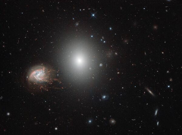 Спиральная галактика NGC 4858 Спиральная галактика NGC 4858