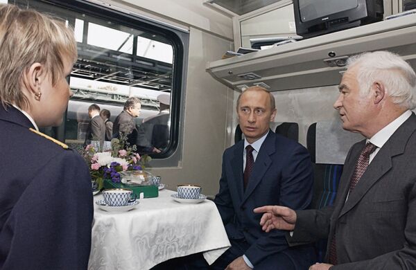 Президент России Владимир Путин и министр путей сообщения Геннадий Фадеев во время посещения Ладожского вокзала. 16 июня 2003 Президент России Владимир Путин и министр путей сообщения Геннадий Фадеев во время посещения Ладожского вокзала. 16 июня 2003