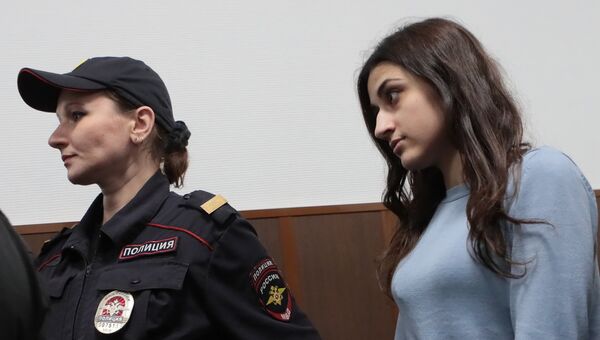 Одна из сестер Хачатурян в зале Басманного суда Москвы. 27 сентября 2018 Одна из сестер Хачатурян в зале Басманного суда Москвы. 27 сентября 2018