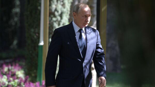 Президент РФ Владимир Путин перед совместным фотографированием глав государств-участников Содружества Независимых Государств. 28 сентября 2018 Президент РФ Владимир Путин перед совместным фотографированием глав государств-участников Содружества Независимых Государств. 28 сентября 2018