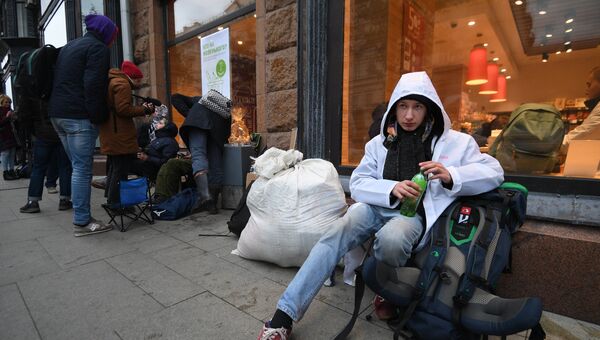 Юноша в очереди у магазина re:Store на Тверской улице в Москве, где 28 сентября начались продажи новых iPhone XS и iPhone XS Max Юноша в очереди у магазина re:Store на Тверской улице в Москве, где 28 сентября начались продажи новых iPhone XS и iPhone XS Max