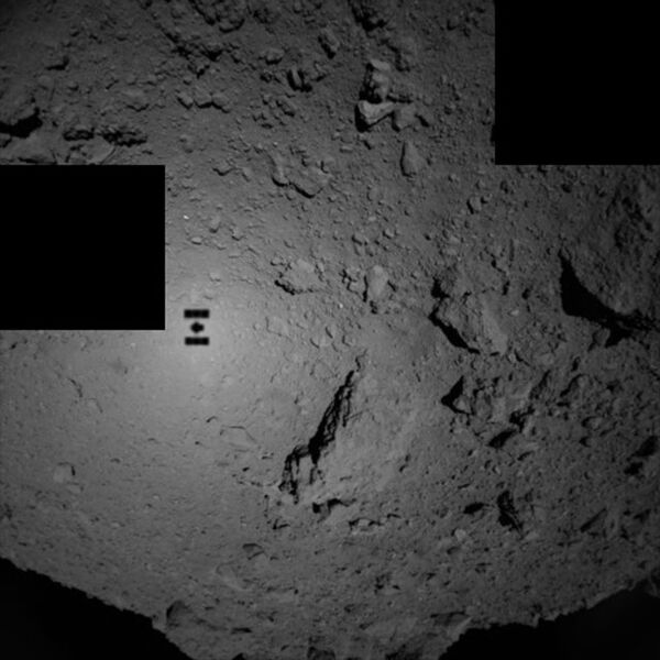 Тень зонда Хаябуса-2 на астероиде Рюгу Тень зонда Хаябуса-2 на астероиде Рюгу