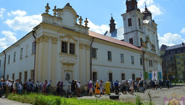 Прихожане у Свято-Троицкого храма в поселке Богородчаны Ивано-Франковской области, Украина Прихожане у Свято-Троицкого храма в поселке Богородчаны Ивано-Франковской области, Украина