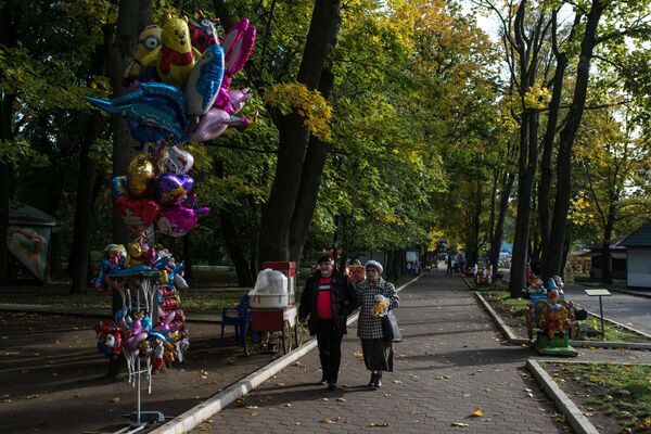 Горожане гуляют в Центральном парке Калининграда Горожане гуляют в Центральном парке Калининграда