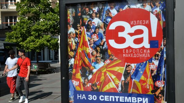 Плакат, призывающий голосовать на референдуме о переименовании бывшей югославской Республики Македония в Республику Северная Македония Плакат, призывающий голосовать на референдуме о переименовании бывшей югославской Республики Македония в Республику Северная Македония