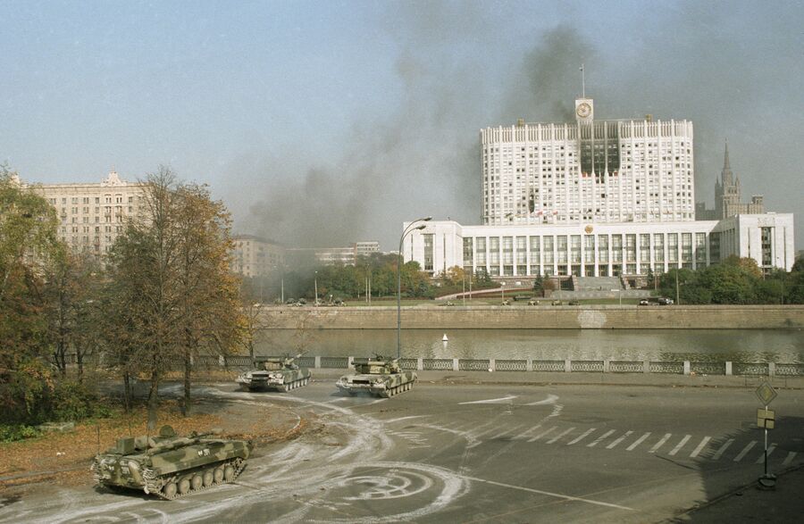 Правительственные войска направляются к зданию Верховного Совета в октябре 1993 г. Правительственные войска направляются к зданию Верховного Совета в октябре 1993 г.