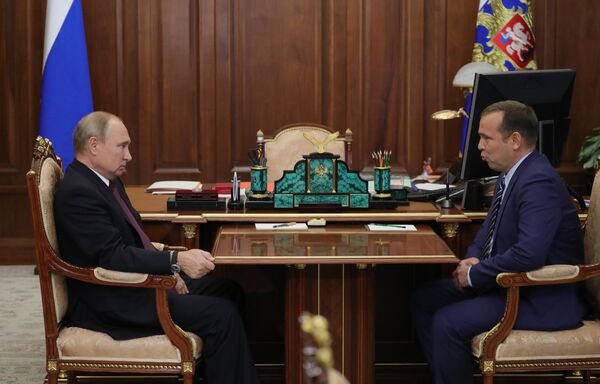 Президент РФ Владимир Путин и временно исполняющий обязанности губернатора Курганской области Вадим Шумков во время встречи. 2 октября 2018 Президент РФ Владимир Путин и временно исполняющий обязанности губернатора Курганской области Вадим Шумков во время встречи. 2 октября 2018