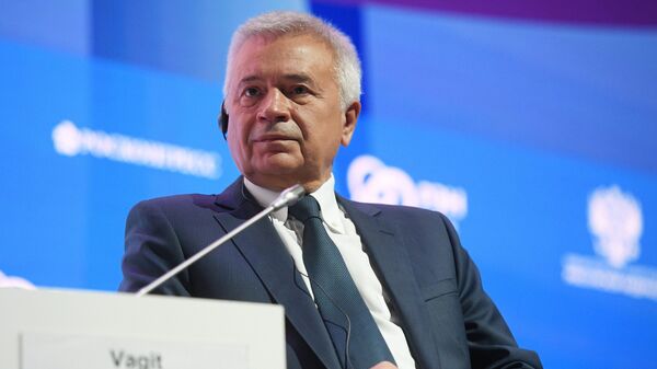 Президент, член совета директоров и председатель правления ПАО ЛУКОЙЛ Вагит Алекперов во время форума Российская энергетическая неделя. 4 октября 2018 Президент, член совета директоров и председатель правления ПАО ЛУКОЙЛ Вагит Алекперов во время форума Российская энергетическая неделя. 4 октября 2018