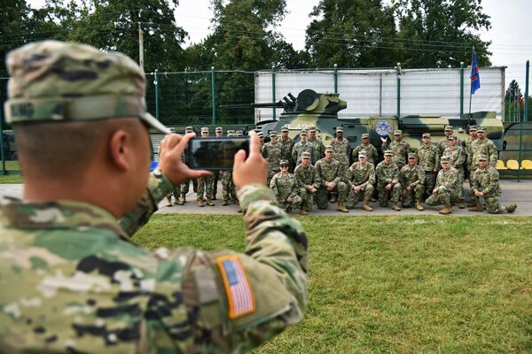 Военнослужащие армии США фотографируются у украинского бронетранспортёра БТР-3 на открытии многонациональных учений Rapid Trident-2018 на Яворовском полигоне во Львовской области Военнослужащие армии США фотографируются у украинского бронетранспортёра БТР-3 на открытии многонациональных учений Rapid Trident-2018 на Яворовском полигоне во Львовской области