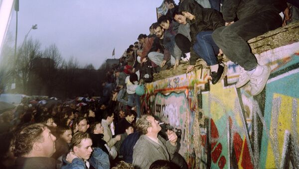 Жители Западной Германии приветствуют жителей Восточной Германии. 1989 год Жители Западной Германии приветствуют жителей Восточной Германии. 1989 год
