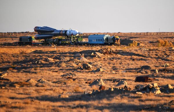 Вывоз ракеты-носителя Союз-ФГ с пилотируемым кораблем Союз МС-10 на стартовый стол первой Гагаринской стартовой площадки космодрома Байконур Вывоз ракеты-носителя Союз-ФГ с пилотируемым кораблем Союз МС-10 на стартовый стол первой Гагаринской стартовой площадки космодрома Байконур