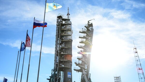 Установка ракеты-носителя Союз-ФГ с пилотируемым кораблем Союз МС-10 на стартовый стол первой Гагаринской стартовой площадки космодрома Байконур Установка ракеты-носителя Союз-ФГ с пилотируемым кораблем Союз МС-10 на стартовый стол первой Гагаринской стартовой площадки космодрома Байконур
