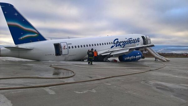 Самолет Sukhoi Superjet 100 авиакомпании Якутия в аэропорту Якутска. 10 октября 2018 Самолет Sukhoi Superjet 100 авиакомпании Якутия в аэропорту Якутска. 10 октября 2018