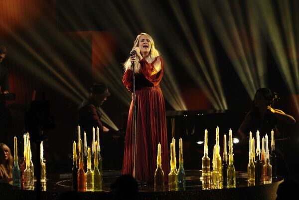Кэрри Андервуд во время выступления на церемонии награждения American Music Awards в Лос-Анджелесе Кэрри Андервуд во время выступления на церемонии награждения American Music Awards в Лос-Анджелесе