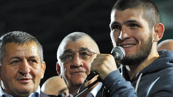 Хабиб Нурмагомедов на встрече с болельщиками Анжи на стадионе в Каспийске