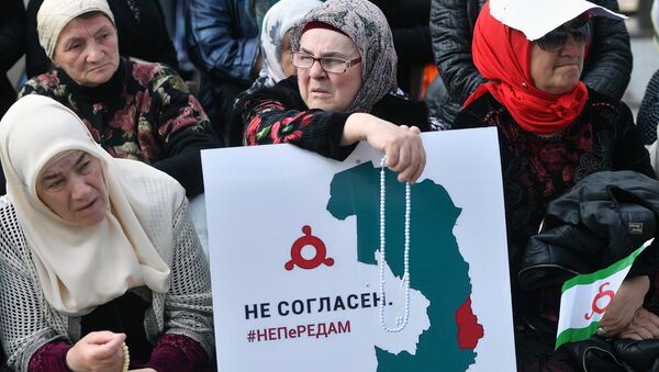 Участницы митинга в Магасе против соглашения о границе между Ингушетией и Чечней. Архивное фото Участницы митинга в Магасе против соглашения о границе между Ингушетией и Чечней. Архивное фото