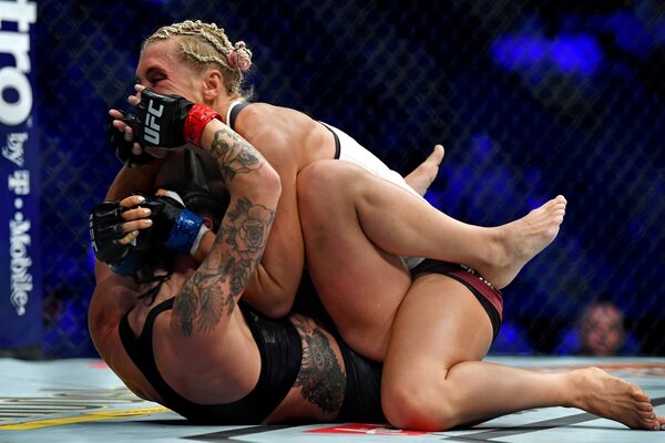 Бой UFC 229 между Линой Ленсберг (Швеция) и Яной Куницкой (Россия) на Ти-Мобайл-арене в США Бой UFC 229 между Линой Ленсберг (Швеция) и Яной Куницкой (Россия) на Ти-Мобайл-арене в США