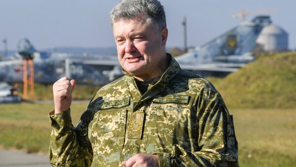 Петр Порошенко во время посещения Объединенного операционного центра сил многонациональных учений Чистое небо-2018 в Хмельницкой области. 11 октября 2018 Петр Порошенко во время посещения Объединенного операционного центра сил многонациональных учений Чистое небо-2018 в Хмельницкой области. 11 октября 2018