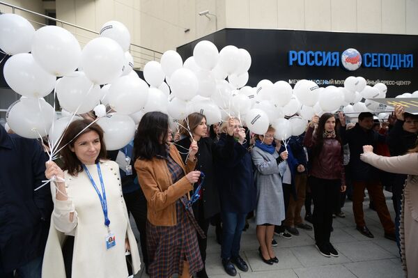 Участники акции в поддержку руководителя портала РИА Новости Украина Кирилла Вышинского у Международного мультимедийного пресс-центра МИА Россия сегодня в Москве. 12 октября 2018 Участники акции в поддержку руководителя портала РИА Новости Украина Кирилла Вышинского у Международного мультимедийного пресс-центра МИА Россия сегодня в Москве. 12 октября 2018