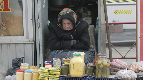 Пожилая женщина торгует на улице в Киеве Пожилая женщина торгует на улице в Киеве