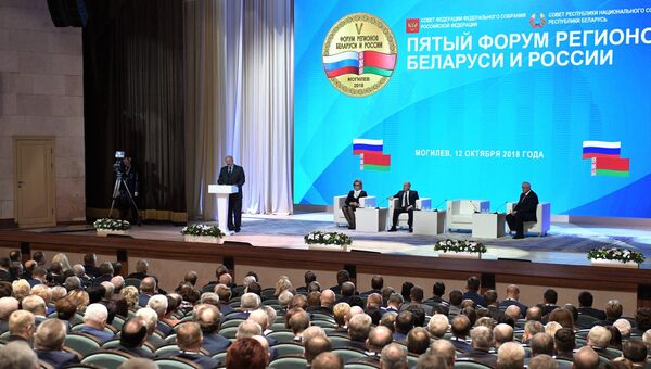 Президент РФ Владимир Путин и президент Республики Беларусь Александр Лукашенко на пленарном заседании Пятого форума регионов России и Белоруссии в Могилеве. Архивное фото Президент РФ Владимир Путин и президент Республики Беларусь Александр Лукашенко на пленарном заседании Пятого форума регионов России и Белоруссии в Могилеве. Архивное фото