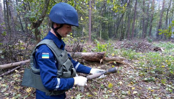 Обнаружение боеприпасов в районе горящего арсенала в Черниговской области. Архивное фото Обнаружение боеприпасов в районе горящего арсенала в Черниговской области. Архивное фото